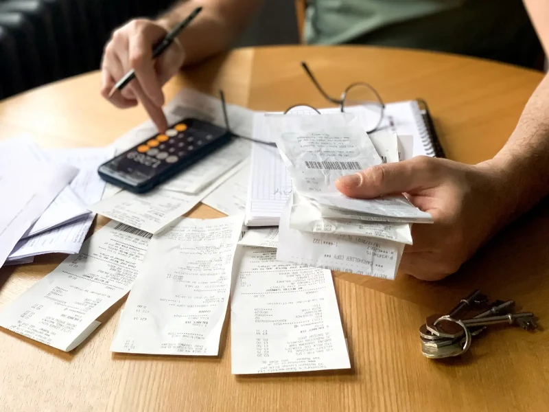 Documentos fiscais e calculadora sobre a mesa